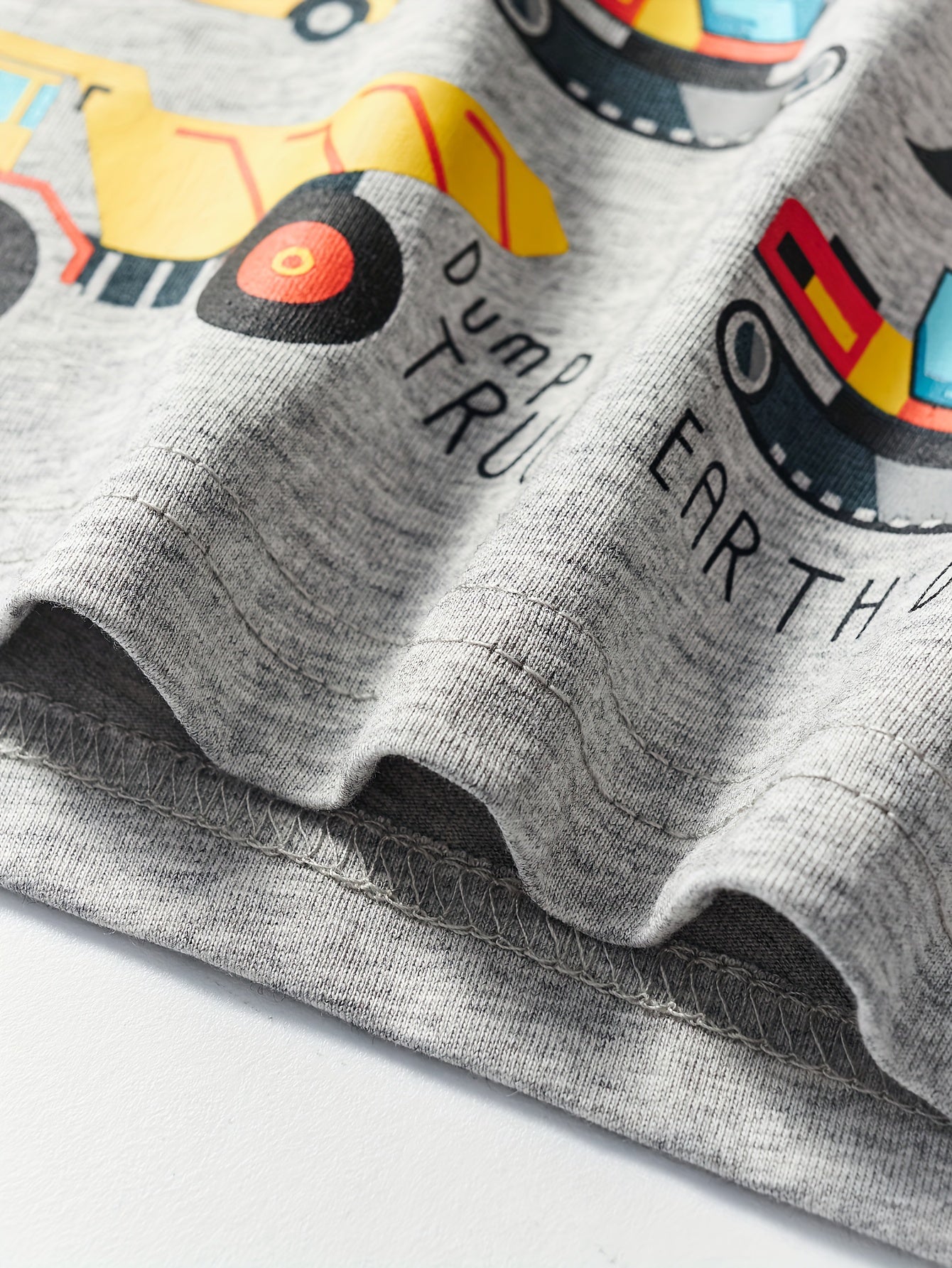 T-shirt de manga curta para criança em algodão com estampa de escavadora de desenho animado, respirável e moderna para o verão.