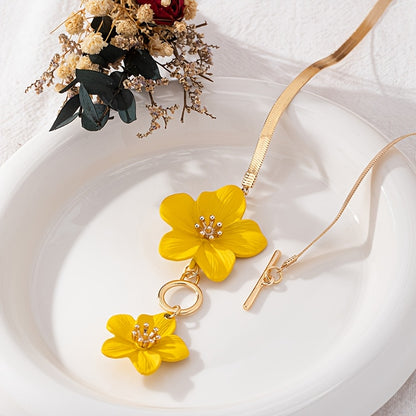 Colar feminino com duplo pendente floral branco em tom dourado - Joia elegante e minimalista com corrente para uso diário e festas, acessório versátil para todo o ano, acessório para festas, estilo sofisticado, acabamento luxuoso.