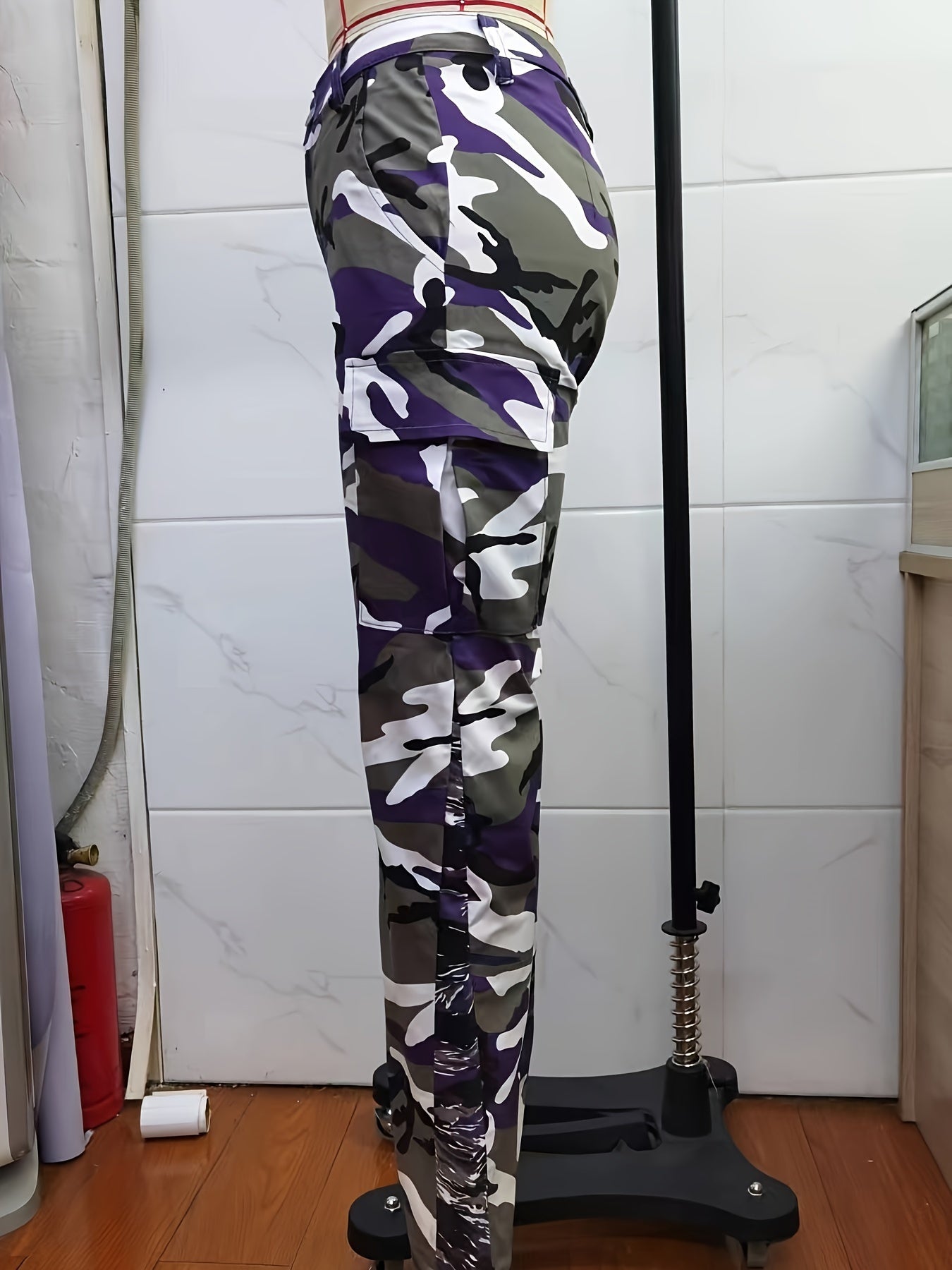 Calças de ganga cargo direitas de cintura subida com estampado camuflado, tecido médio elástico, bolso lateral com pala, cintura subida, calças de ganga femininas e roupa.