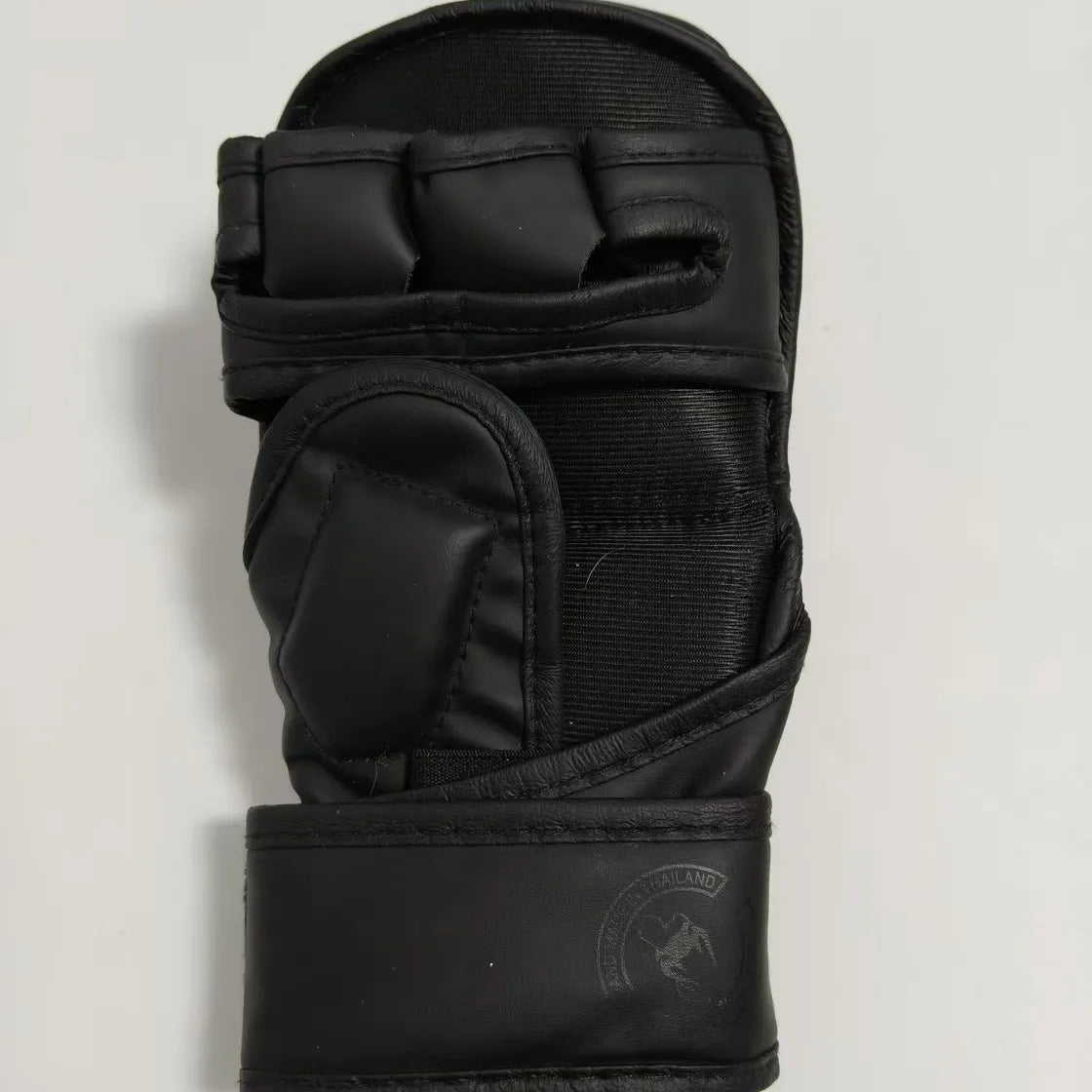 Professional 7oz Matt Black MMA Gloves for Sanda Training Sparring Grappling Muay Thai Printed Pattern Sizes 6oz 8oz for Gyms