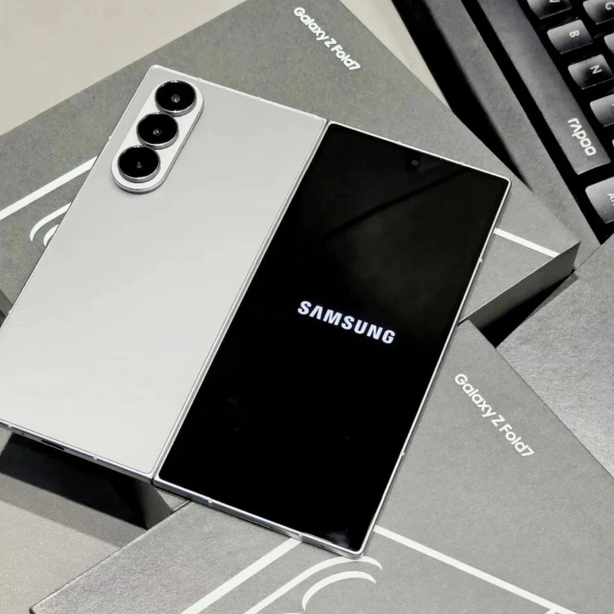 Brand New  Sam-sung for Galaxy Fold 7 5G 6.5" HD 120Hz Refresh Rate Outer Screen 256GB Storage 200MP Dual SIM