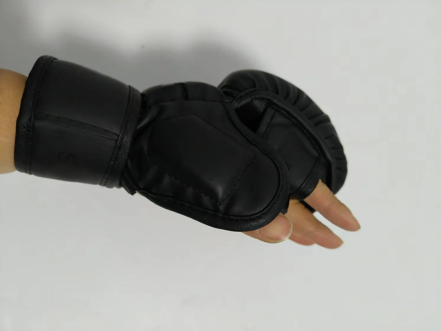 Professional 7oz Matt Black MMA Gloves for Sanda Training Sparring Grappling Muay Thai Printed Pattern Sizes 6oz 8oz for Gyms