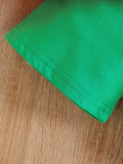 Conjunto de menino casual com estampado de tratores, composto por t-shirt de gola redonda e calções. Ideal para o dia a dia e para atividades ao ar livre.