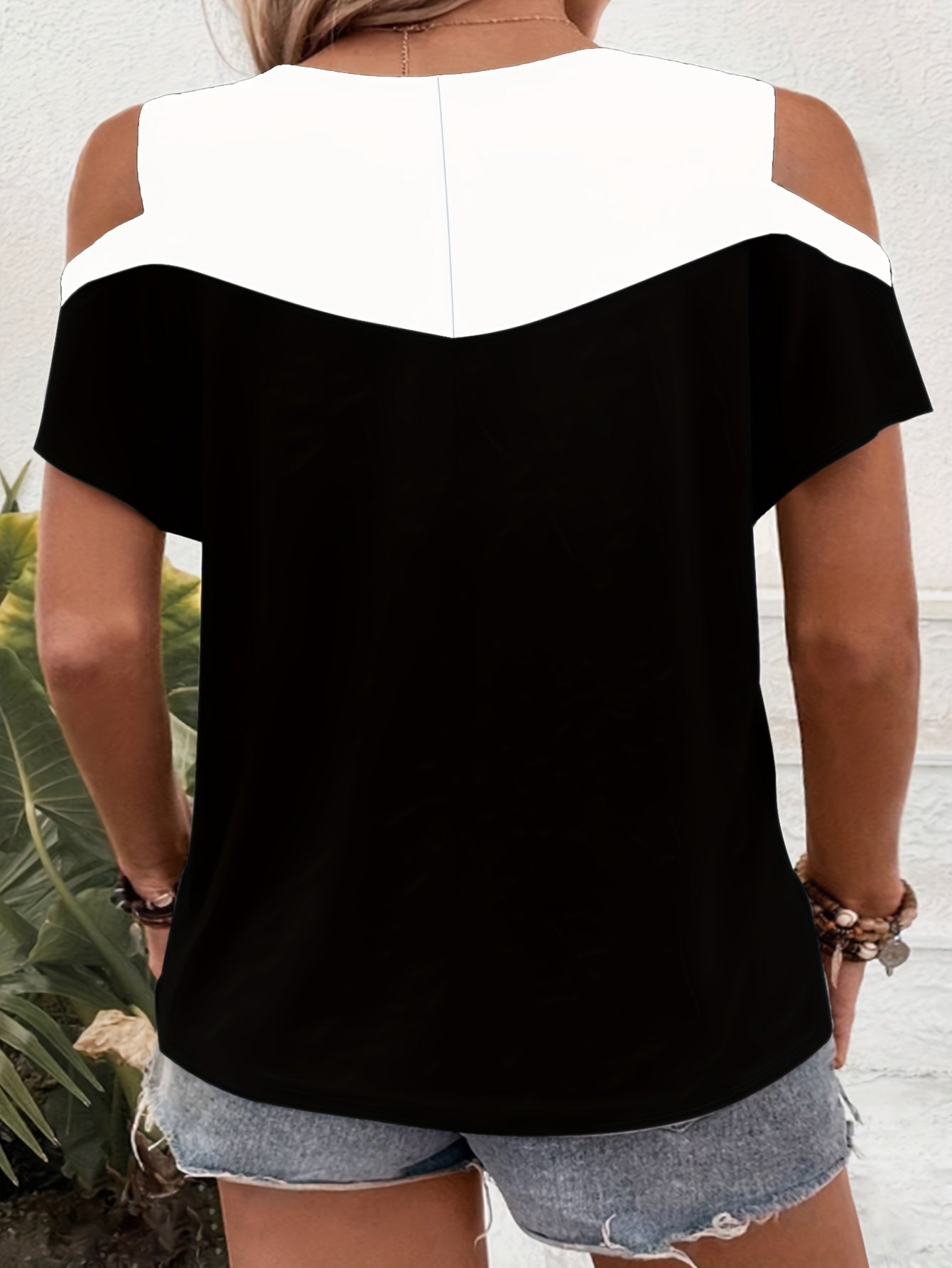 9068# Women's Plus Size Off-Shoulder Round Neck T-Shirt - Color Block Striped Summer Top, Breathable Machine-Washable Casual Elegant Tee, Ladies T Shirts, Easycare Clothing, Nontransparent Fabric, Relaxed Fit, Stylish Blouse,