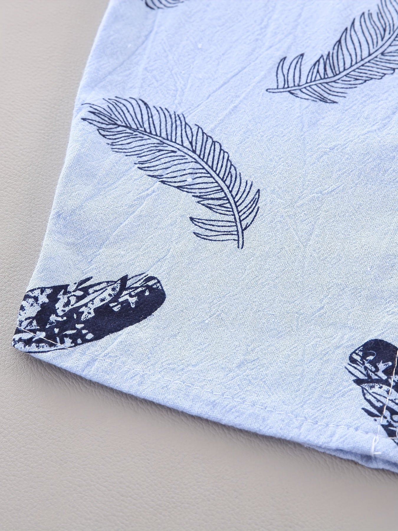 Conjunto casual para bebé menino - Camisola de manga curta e calções com estampado de penas - Conjunto infantil de 2 peças para atividades ao ar livre