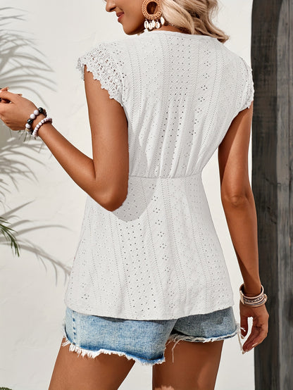 Elegante blusa branca com decote em V e detalhes em renda e ilhós - Manga curta, textura de crochet, perfeita para o verão, moda feminina, look casual de verão | Blusa com detalhes em renda | Textura de crochê