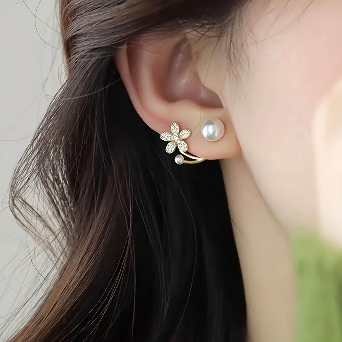 Brincos de pino com flor dourada requintada e decoração de pérola sintética com zircónias brilhantes. Joias elegantes e simples em liga metálica. Presente feminino moderno.