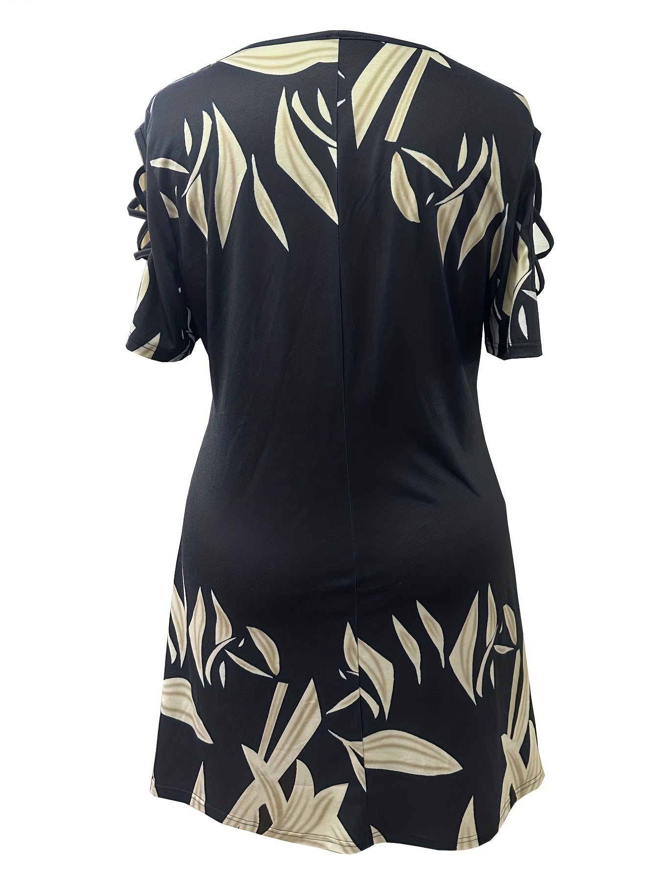 Vestido casual plus size para menina com estampado de folhas, detalhe de argola, mangas recortadas, gola redonda, corte alto e evasé frontal.