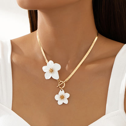Colar feminino com duplo pendente floral branco em tom dourado - Joia elegante e minimalista com corrente para uso diário e festas, acessório versátil para todo o ano, acessório para festas, estilo sofisticado, acabamento luxuoso.