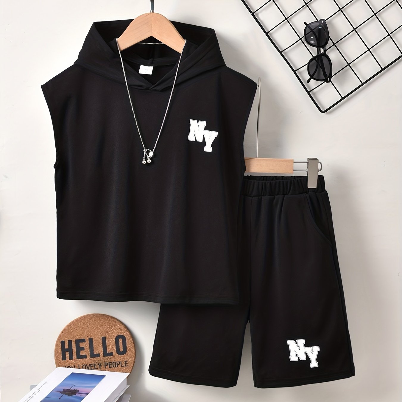 Conjunto elegante de t-shirt de manga curta com estampado de letras e calções para menino, ideal para atividades ao ar livre.