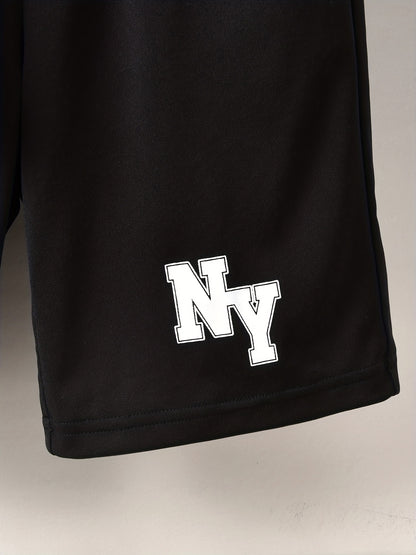 Conjunto elegante de t-shirt de manga curta com estampado de letras e calções para menino, ideal para atividades ao ar livre.