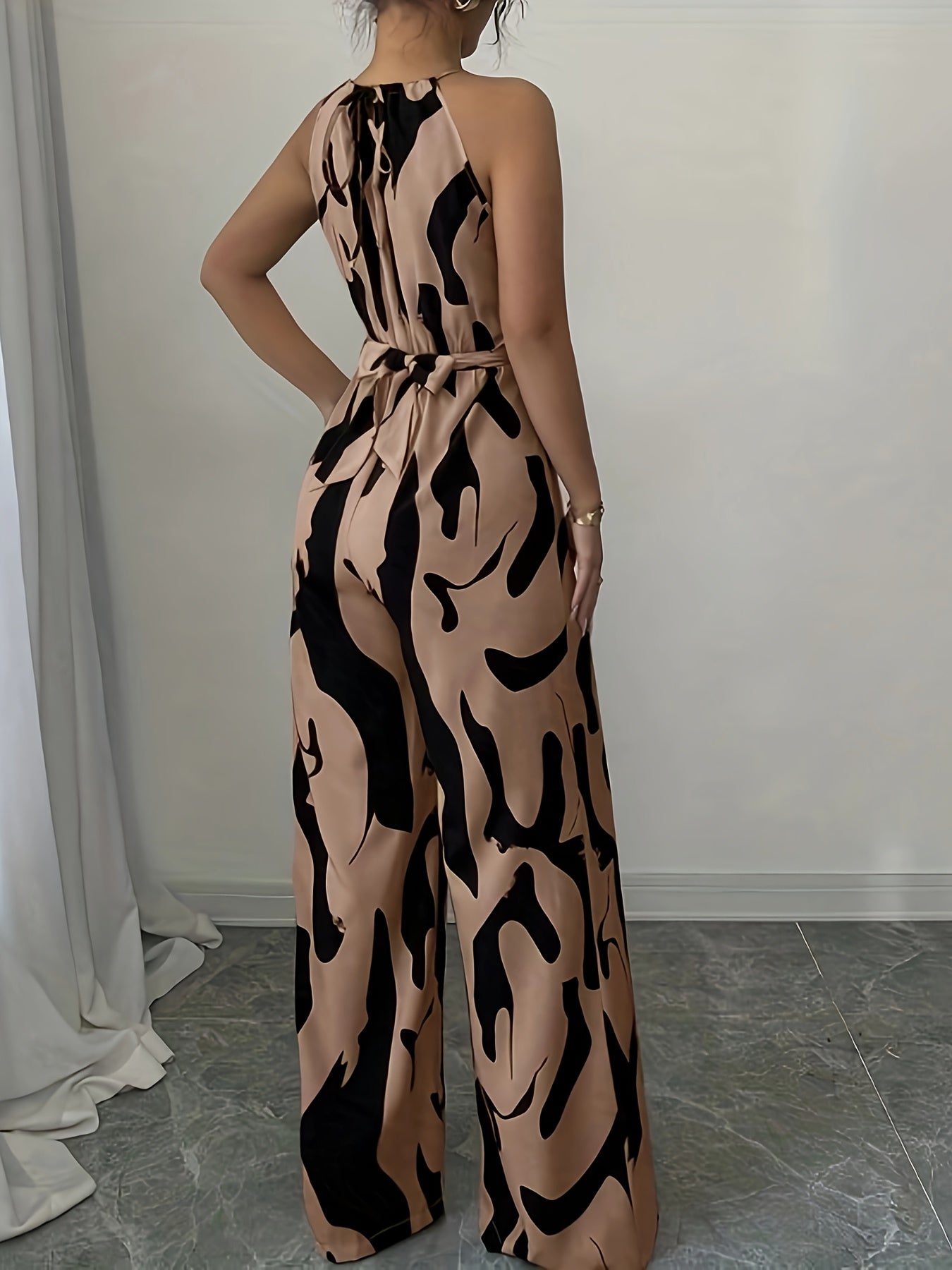 Elegante macacão feminino com ombros à mostra, estampado abstrato a preto e branco, pernas largas e atilhos na cintura - tecido de poliéster, perfeito para as férias e para um toque de elegância no dia a dia.