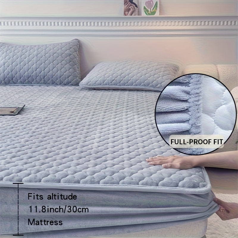 3pcs Soft And Comfortable Milk Velvet Fitted Sheet And Pillowcase Set, Sandwich Thickened Fitted Sheet And Pillowcase Set, Good Warmth Effect, Fitted Sheet Height 30Cm, Quilted Style Fitted Sheet, Suitable for Bedroom And Gue