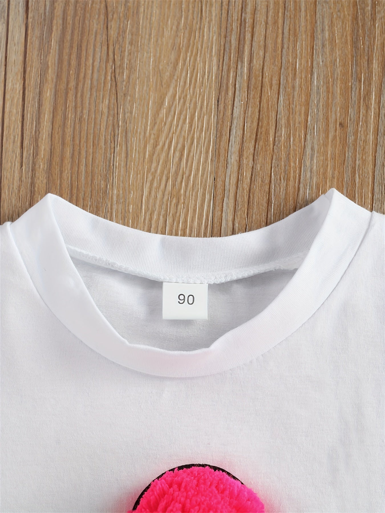 Conjunto adorável para menina com t-shirt de manga curta estampada com gelado e calções de ganga rasgados com detalhe de laço rosa - Roupa de verão elástica e respirável para uso casual, perfeita para atividades ao ar livre.