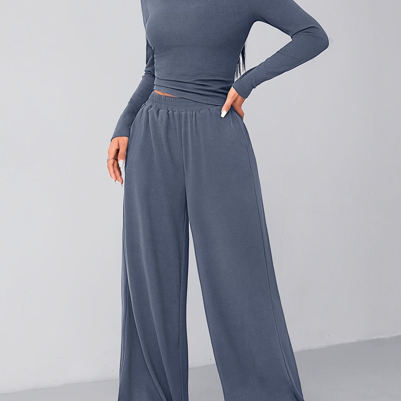 Conjunto de calças largas e corte descontraído para um look moderno e despojado em casa.