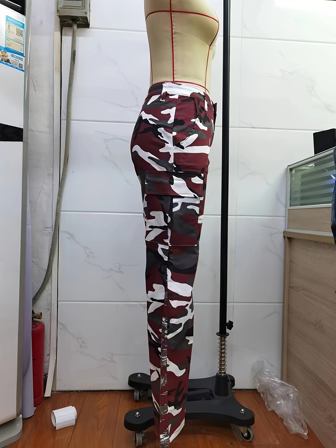 Calças de ganga cargo direitas de cintura subida com estampado camuflado, tecido médio elástico, bolso lateral com pala, cintura subida, calças de ganga femininas e roupa.