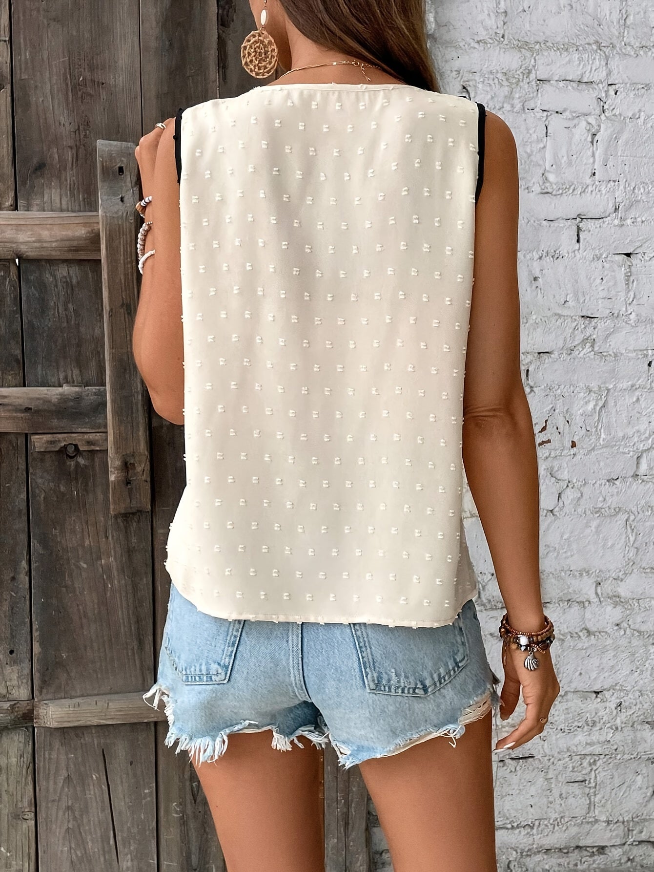 Blusa com estampado de poá suíço e detalhes contrastantes, blusa casual sem mangas com decote assimétrico e botões decorativos para o verão, roupa de mulher