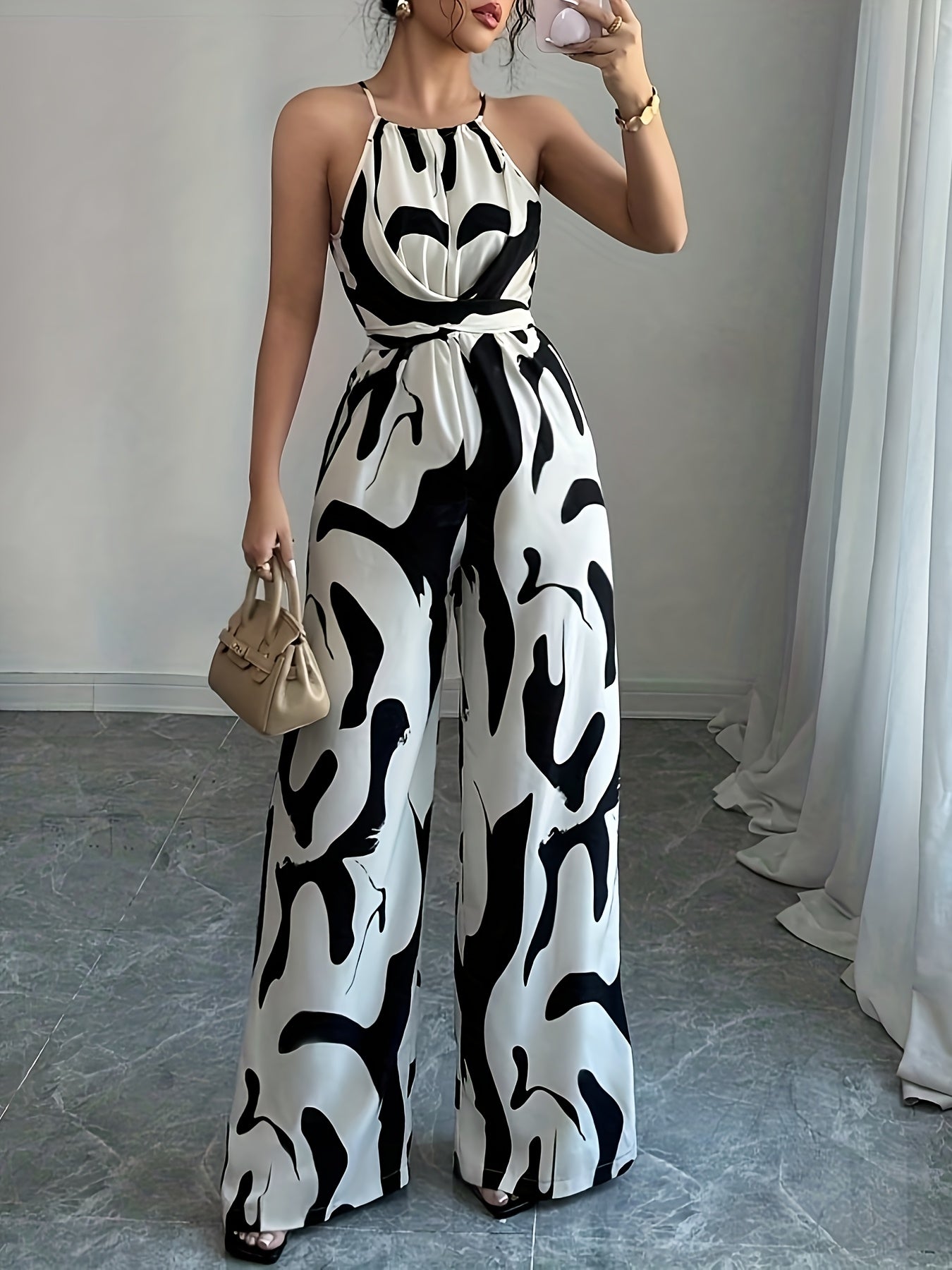 Elegante macacão feminino com ombros à mostra, estampado abstrato a preto e branco, pernas largas e atilhos na cintura - tecido de poliéster, perfeito para as férias e para um toque de elegância no dia a dia.