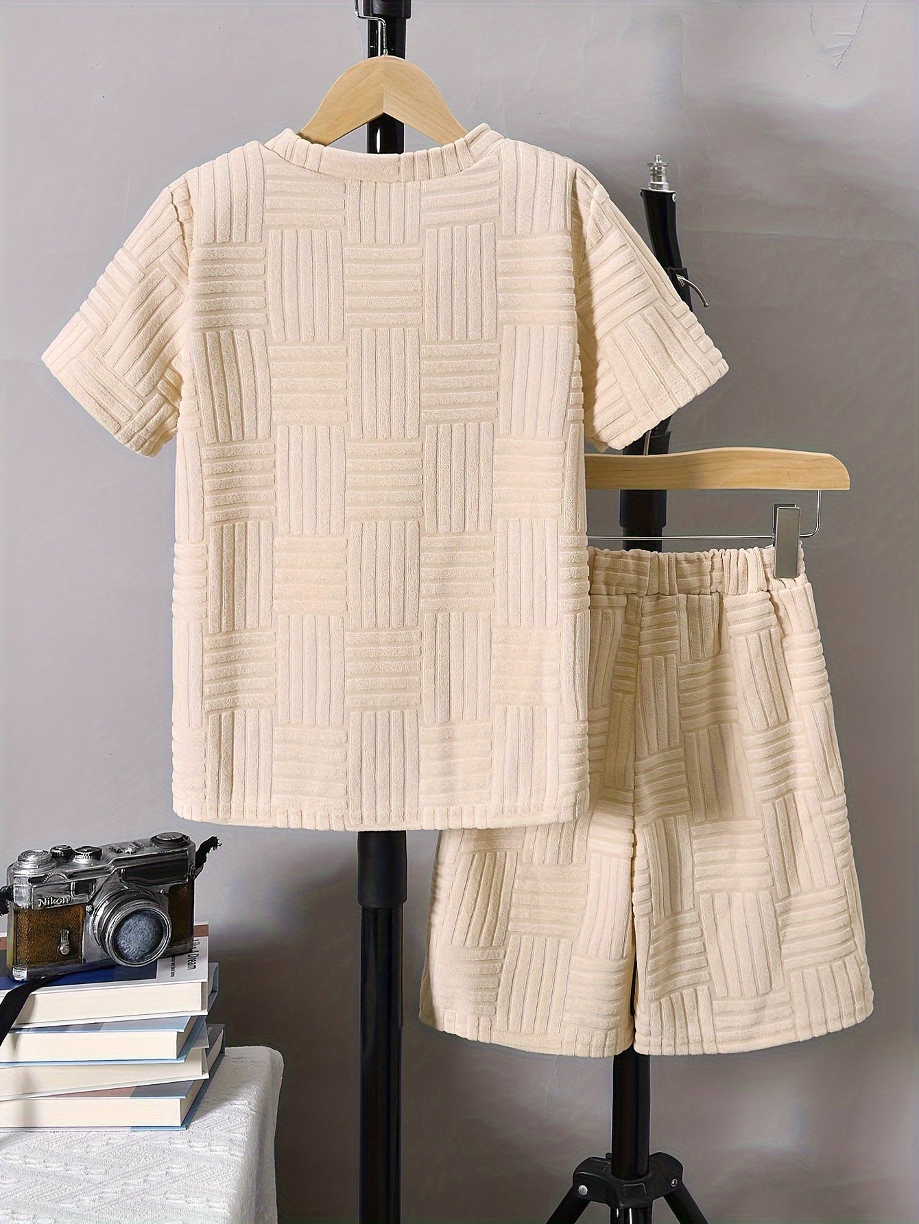 Conjunto de duas peças para menino, composto por t-shirt de manga curta com gola redonda e calções casuais, perfeito para atividades ao ar livre.