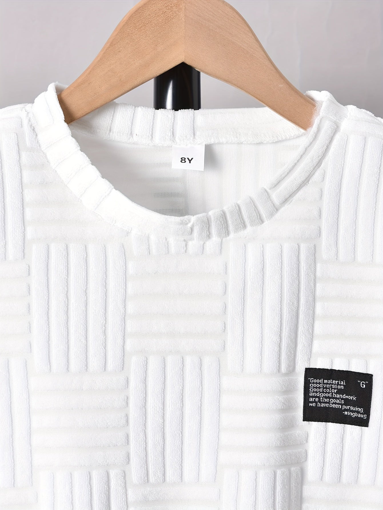 Conjunto de duas peças para menino, composto por t-shirt de manga curta com gola redonda e calções casuais, perfeito para atividades ao ar livre.