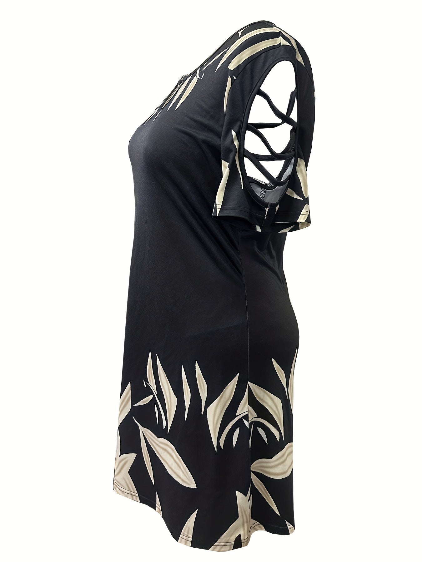 Vestido casual plus size para menina com estampado de folhas, detalhe de argola, mangas recortadas, gola redonda, corte alto e evasé frontal.