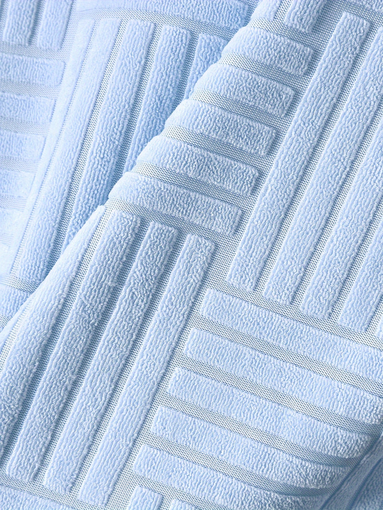 Conjunto de duas peças para menino, composto por t-shirt de manga curta com gola redonda e calções casuais, perfeito para atividades ao ar livre.