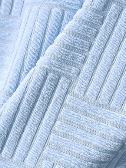 Conjunto de duas peças para menino, composto por t-shirt de manga curta com gola redonda e calções casuais, perfeito para atividades ao ar livre.