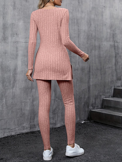 Conjunto de duas peças canelado com abertura lateral, composto por t-shirt de manga comprida e calças, para uso casual. Roupa feminina.