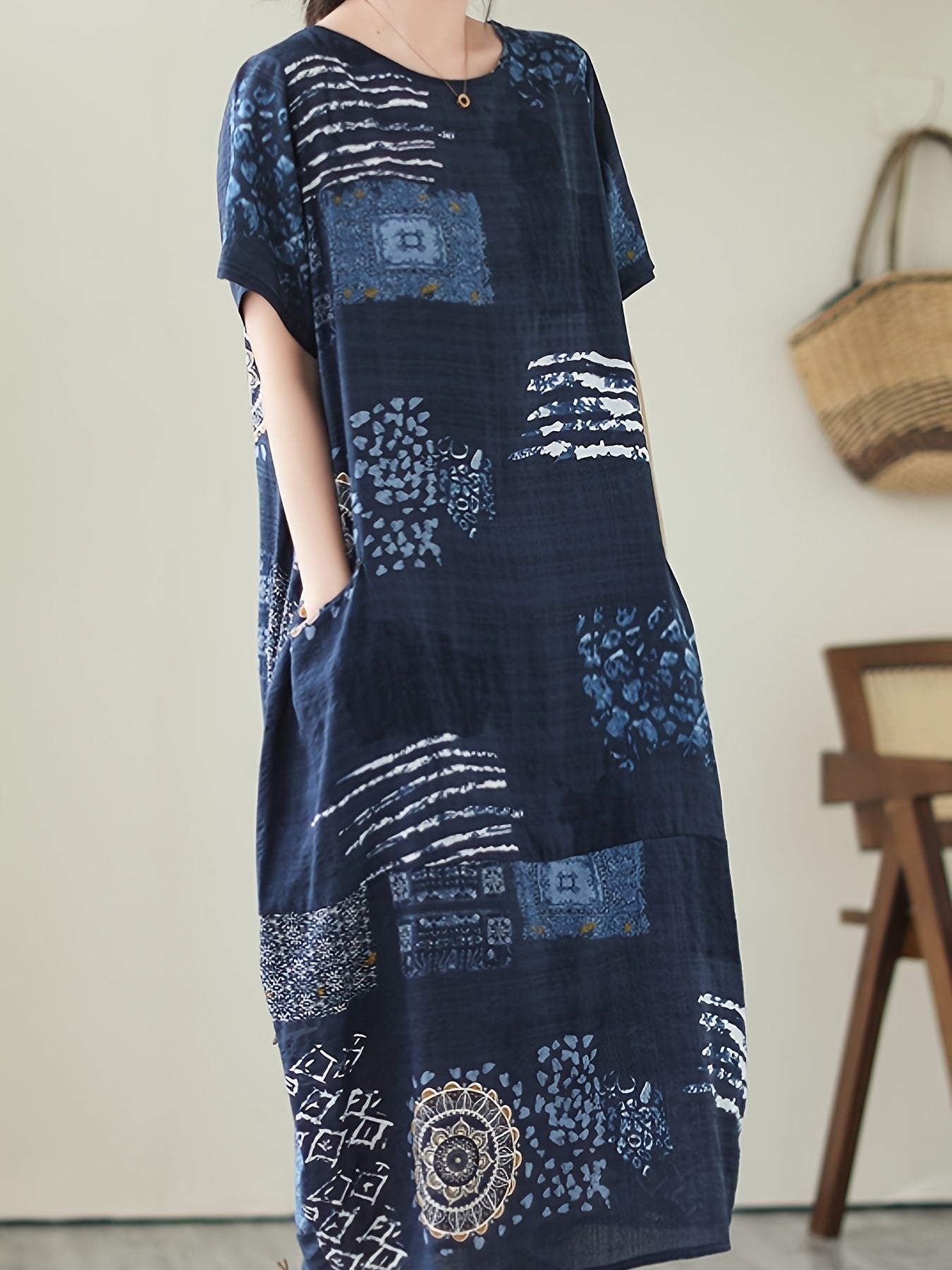 Vestido largo com estampado total e bolso, modelo casual de manga curta e gola redonda. Roupa feminina.