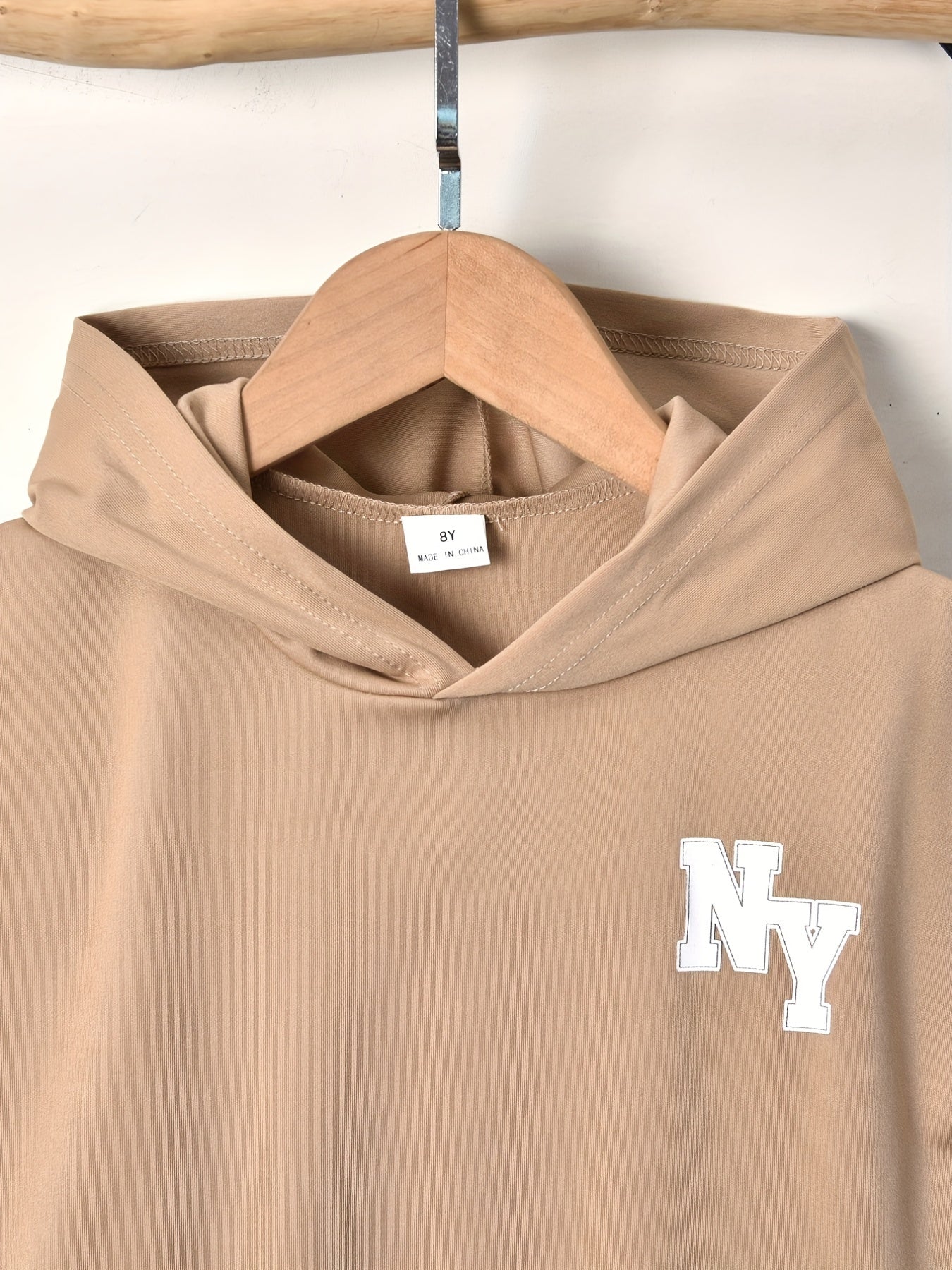 Conjunto elegante de t-shirt de manga curta com estampado de letras e calções para menino, ideal para atividades ao ar livre.