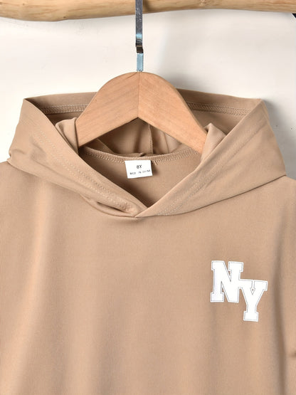 Conjunto elegante de t-shirt de manga curta com estampado de letras e calções para menino, ideal para atividades ao ar livre.