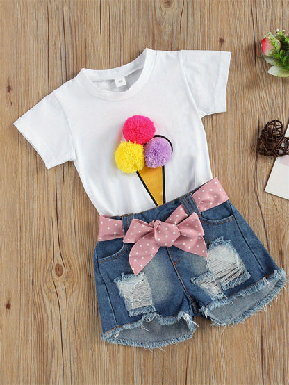 Conjunto adorável para menina com t-shirt de manga curta estampada com gelado e calções de ganga rasgados com detalhe de laço rosa - Roupa de verão elástica e respirável para uso casual, perfeita para atividades ao ar livre.