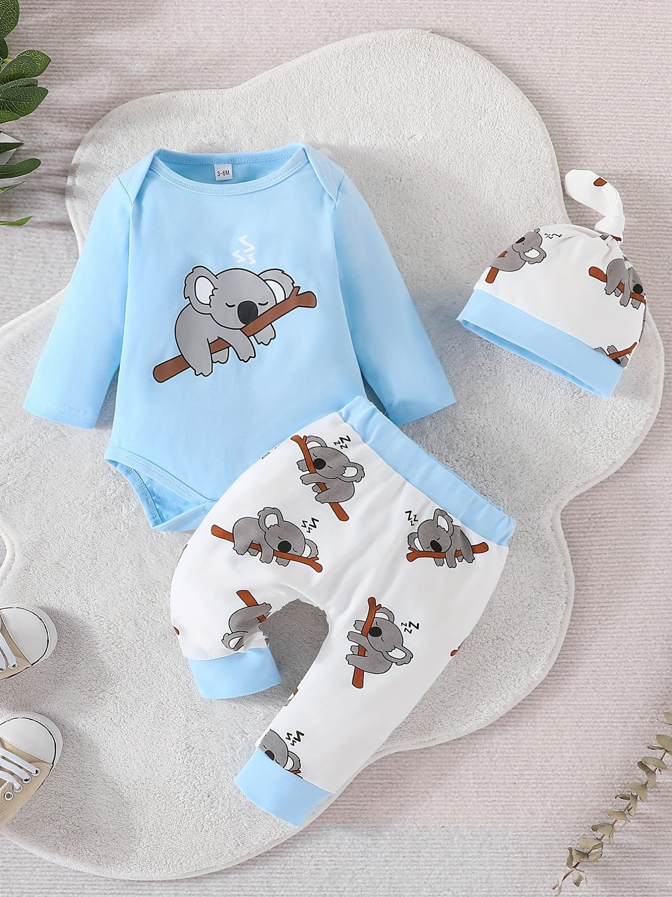 Conjunto de body de manga comprida, calças e gorro para bebé menino em algodão com estampado de coala a dormir super giro. Roupa para recém-nascido.