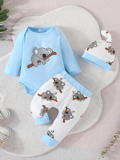 Conjunto de body de manga comprida, calças e gorro para bebé menino em algodão com estampado de coala a dormir super giro. Roupa para recém-nascido.