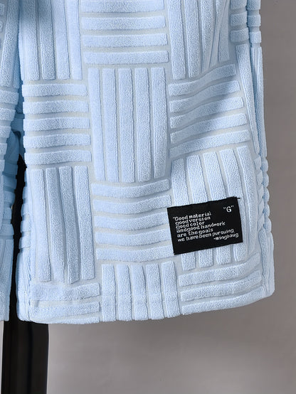 Conjunto de duas peças para menino, composto por t-shirt de manga curta com gola redonda e calções casuais, perfeito para atividades ao ar livre.