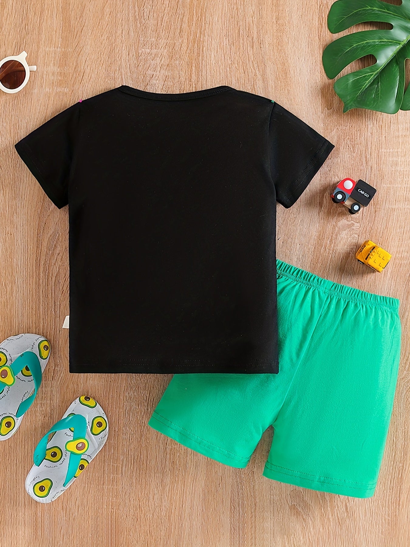 Conjunto de menino casual com estampado de tratores, composto por t-shirt de gola redonda e calções. Ideal para o dia a dia e para atividades ao ar livre.