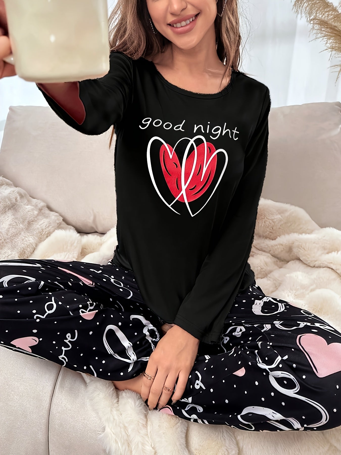 Conjunto de pijama para menina para o outono e inverno com mangas compridas, calças e estampado fofo de corações com letras em estilo cartoon. Ideal para relaxar em casa em todas as estações.