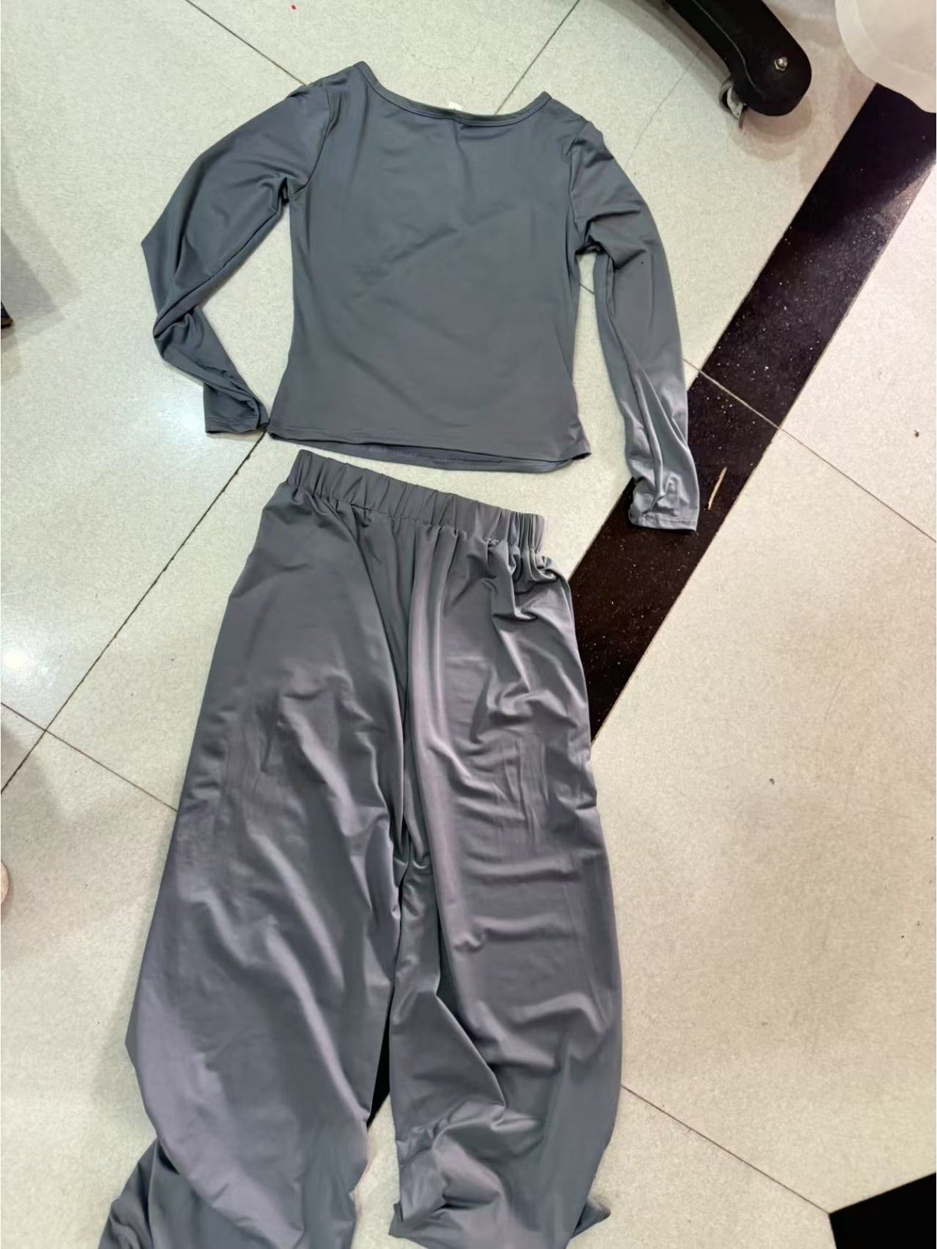 Conjunto de calças largas e corte descontraído para um look moderno e despojado em casa.