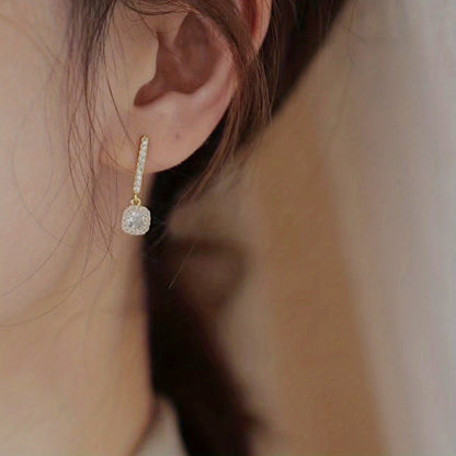 Brincos pendentes de luxo com decoração quadrada de zircónias brilhantes, banhados a ouro 14K e em cobre. Uma joia requintada para presente feminino.