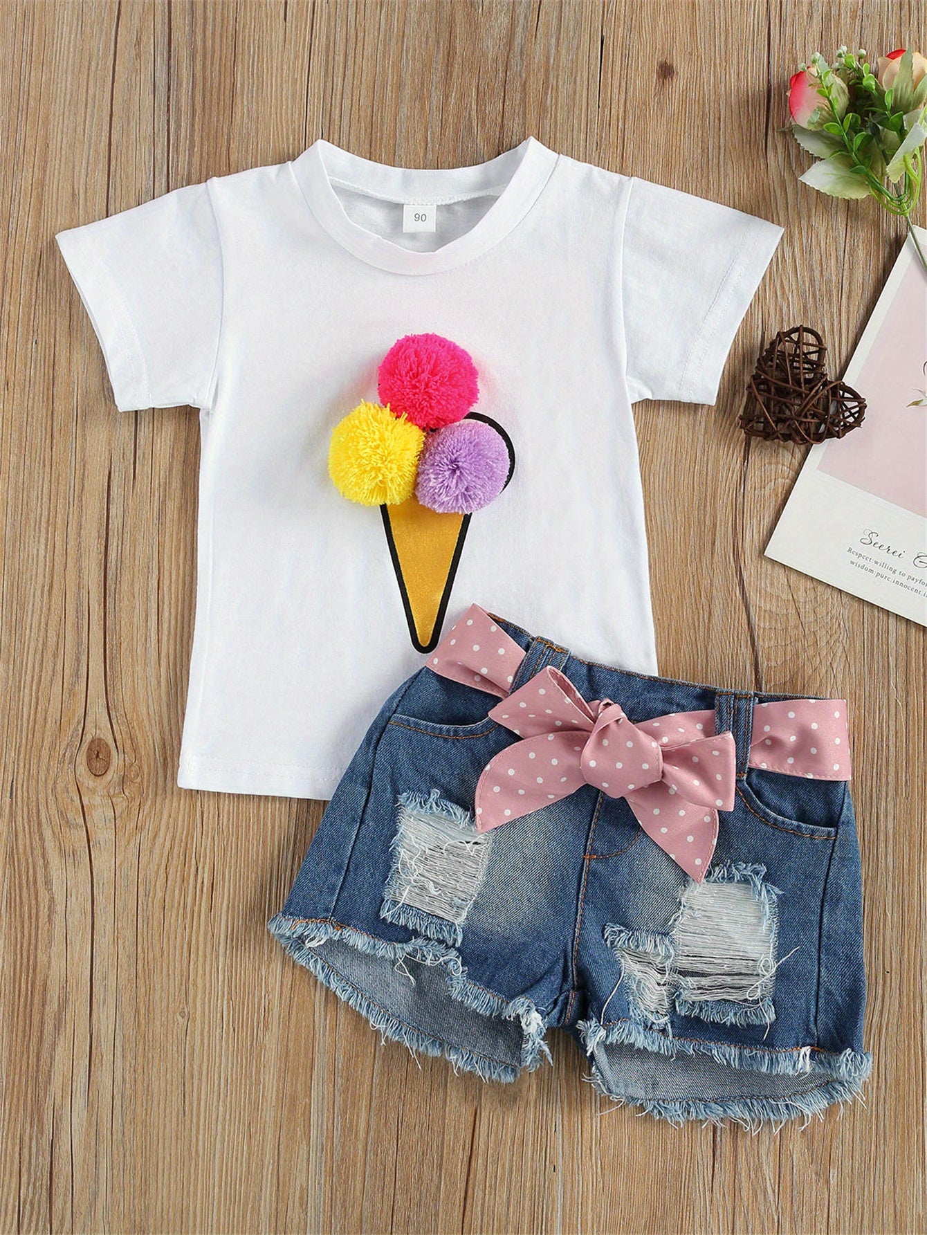 Conjunto adorável para menina com t-shirt de manga curta estampada com gelado e calções de ganga rasgados com detalhe de laço rosa - Roupa de verão elástica e respirável para uso casual, perfeita para atividades ao ar livre.