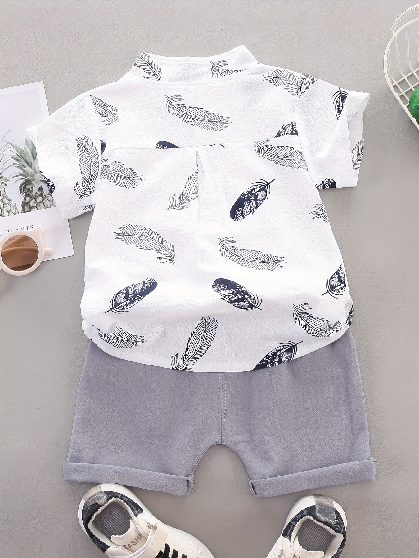 Conjunto casual para bebé menino - Camisola de manga curta e calções com estampado de penas - Conjunto infantil de 2 peças para atividades ao ar livre