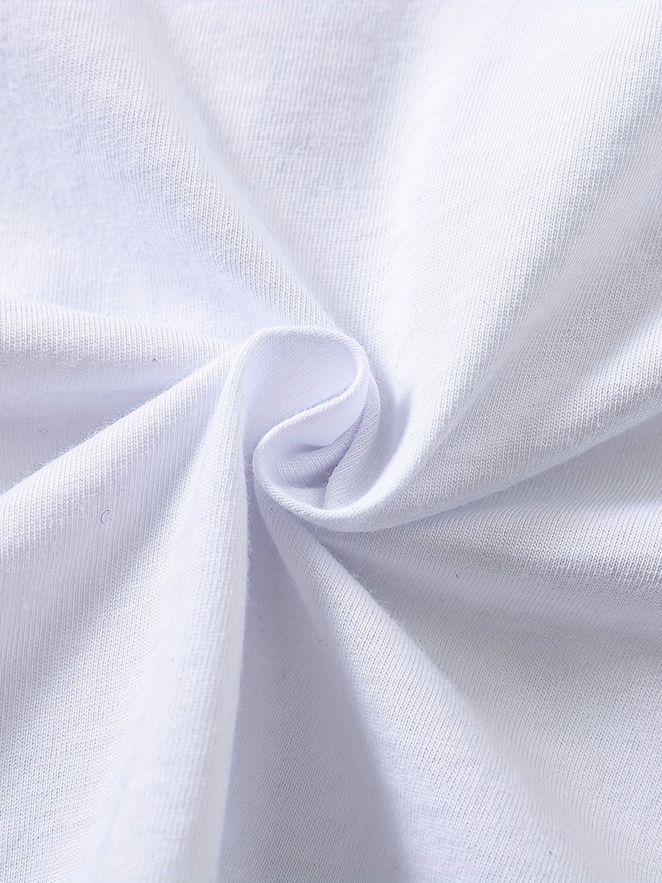 Conjunto de menino casual com estampado de tratores, composto por t-shirt de gola redonda e calções. Ideal para o dia a dia e para atividades ao ar livre.