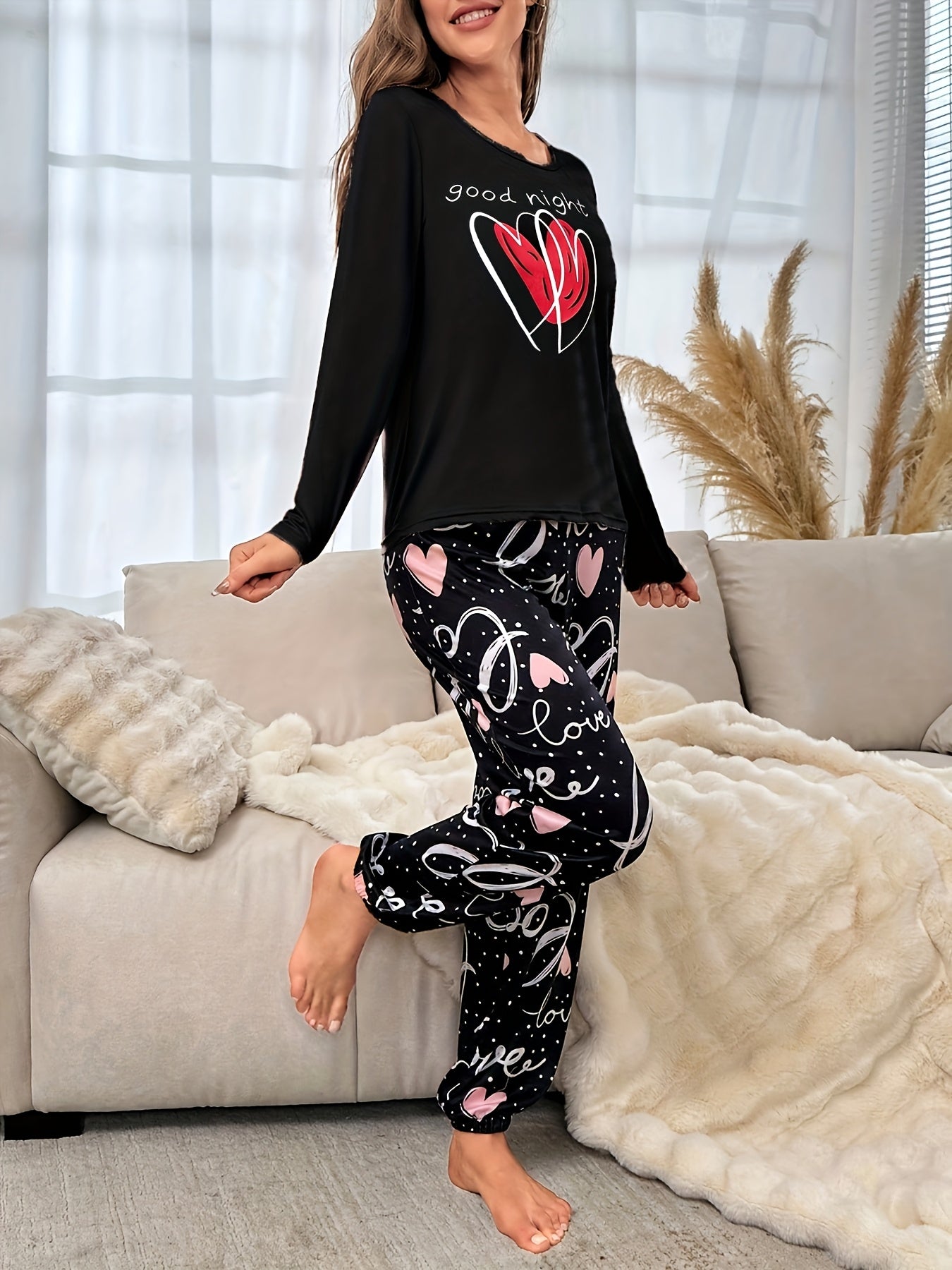 Conjunto de pijama para menina para o outono e inverno com mangas compridas, calças e estampado fofo de corações com letras em estilo cartoon. Ideal para relaxar em casa em todas as estações.