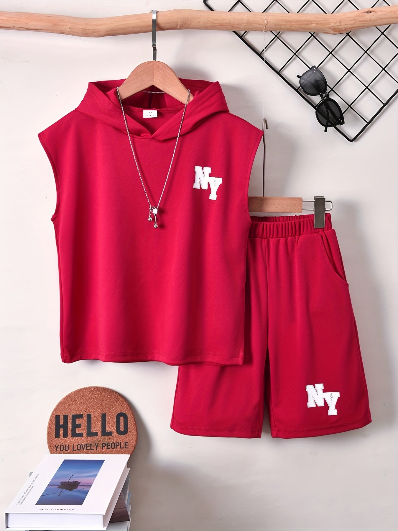 Conjunto elegante de t-shirt de manga curta com estampado de letras e calções para menino, ideal para atividades ao ar livre.