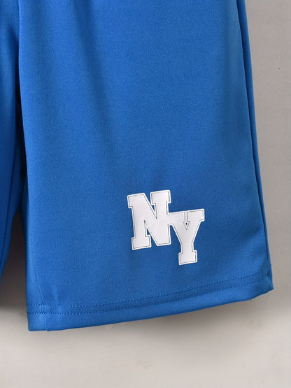 Conjunto elegante de t-shirt de manga curta com estampado de letras e calções para menino, ideal para atividades ao ar livre.