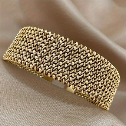 Nova bracelete moderna em aço inoxidável entrançado com um toque dourado. Acessório elegante num tom dourado versátil.