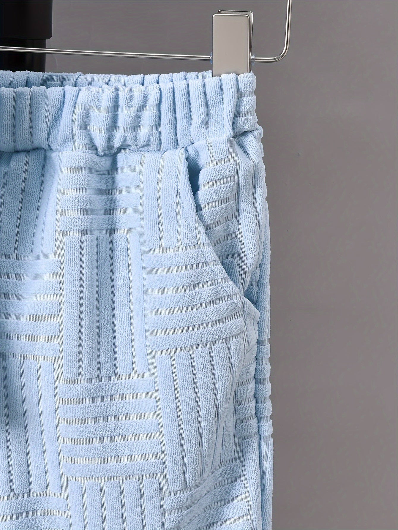 Conjunto de duas peças para menino, composto por t-shirt de manga curta com gola redonda e calções casuais, perfeito para atividades ao ar livre.