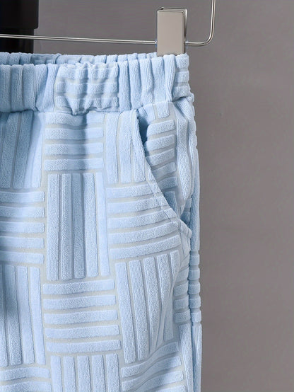 Conjunto de duas peças para menino, composto por t-shirt de manga curta com gola redonda e calções casuais, perfeito para atividades ao ar livre.