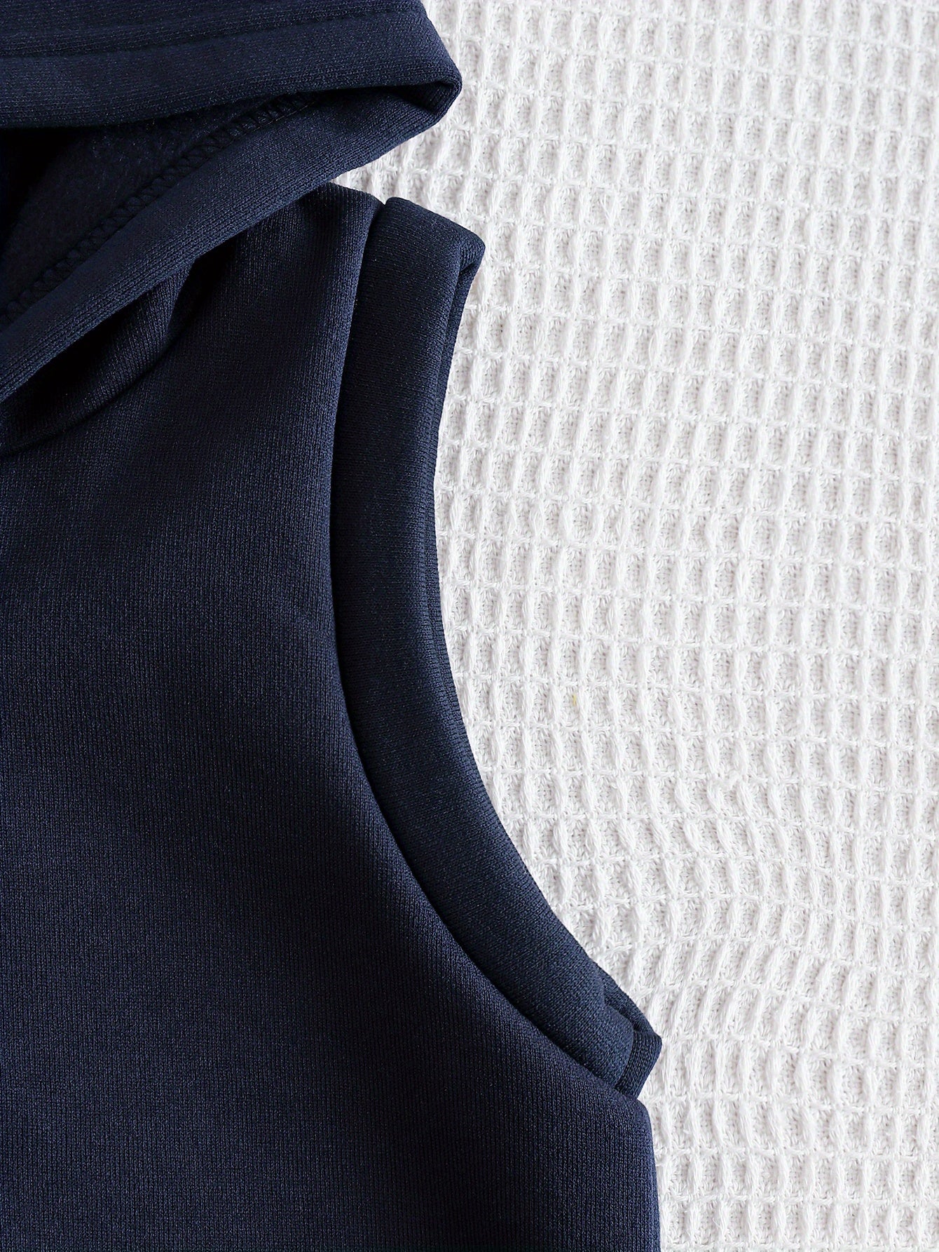 Boys' Autumn/Winter New Three-Piece Set with Mickey Mouse Classic Cartoon Print Long-Sleeve Round Neck Hoodie and Zip-Up Sleeveless Top, Matching Printed Sweatpants - Fleece-Lined Thickened Warm Comfortable Outfit for Parties