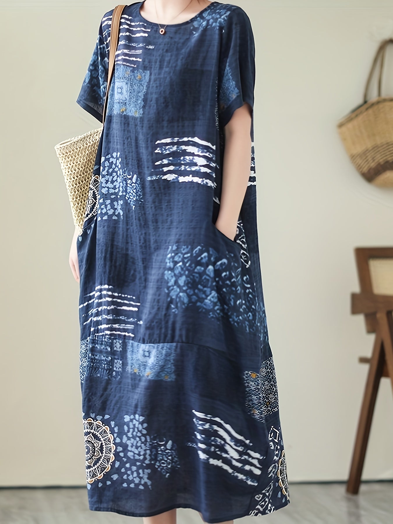 Vestido largo com estampado total e bolso, modelo casual de manga curta e gola redonda. Roupa feminina.